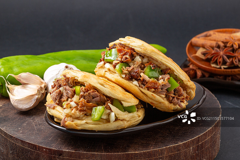 陕西小吃腊汁肉夹馍 卤肉肉夹馍图片素材