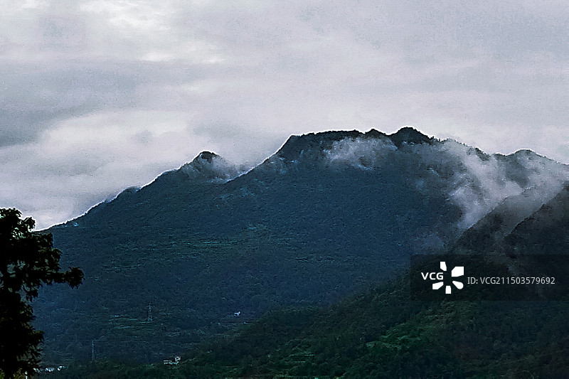 蟠龙山上白云飘图片素材