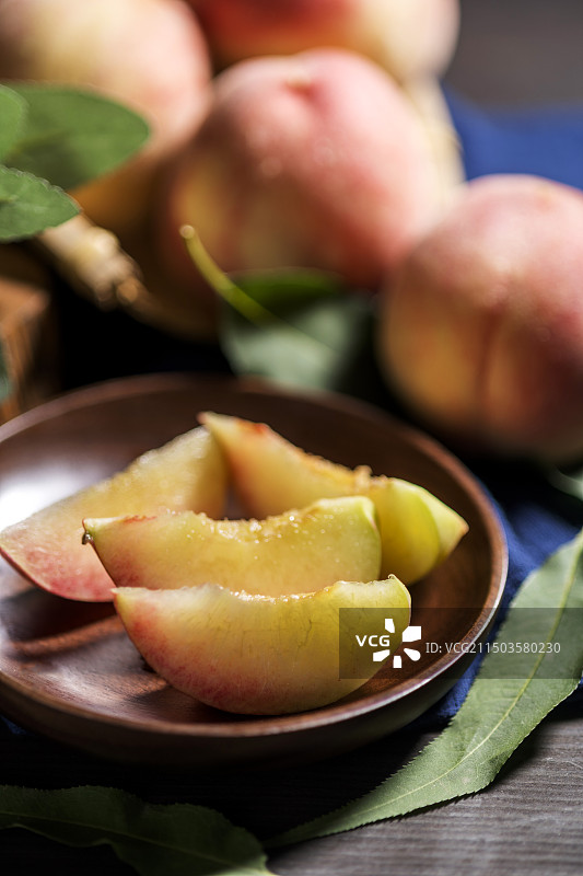 夏季水果鲜桃摆放在桌面上特写图片素材