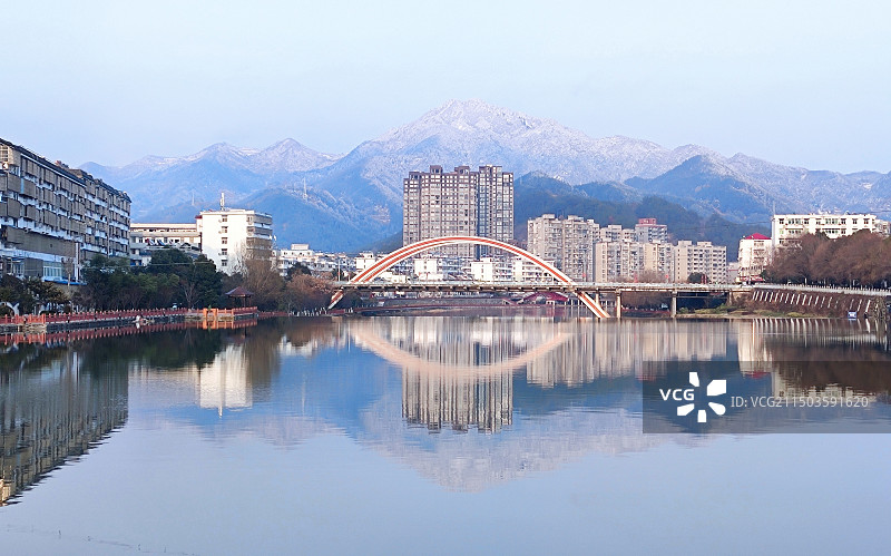 岳西：雪山下的小城图片素材