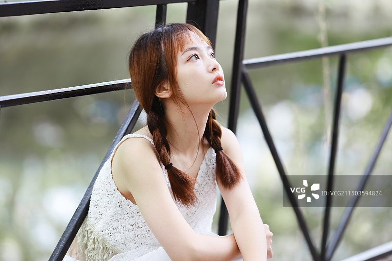 夏日阴天少女写真，年轻女性图片素材