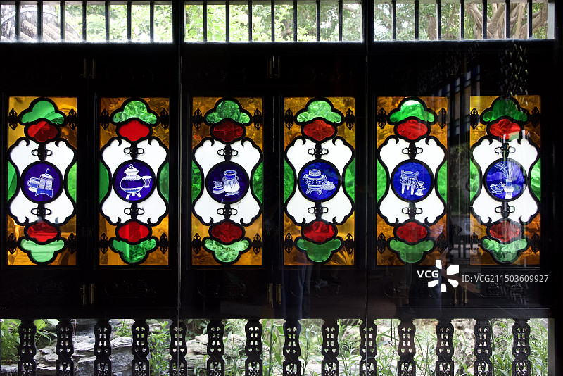 清晖园的彩色玻璃窗户图片素材