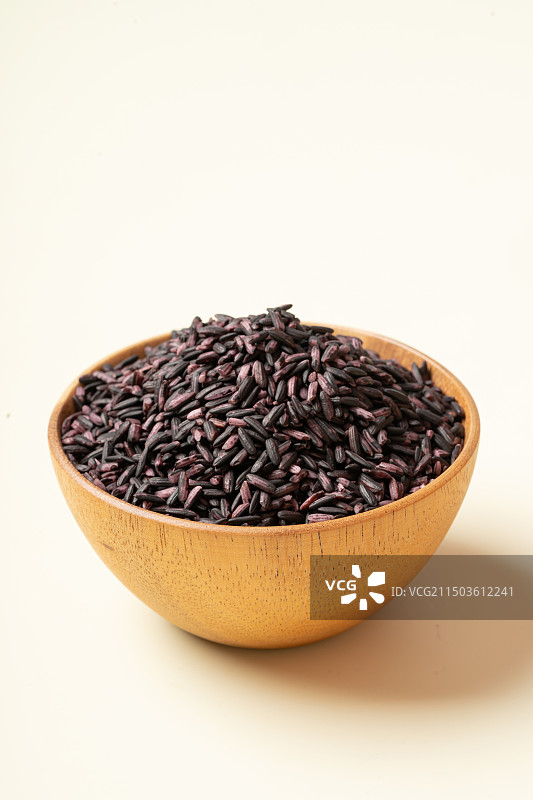 木碗里的紫米图片素材