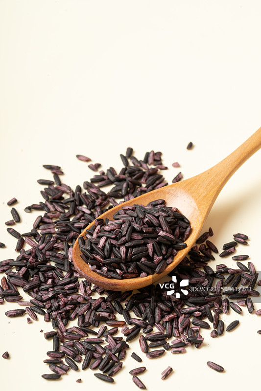 木碗里的紫米图片素材