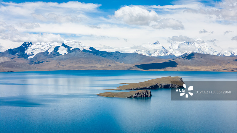西藏山南地区国道219道路边上的“少女湖”谱姆雍措图片素材