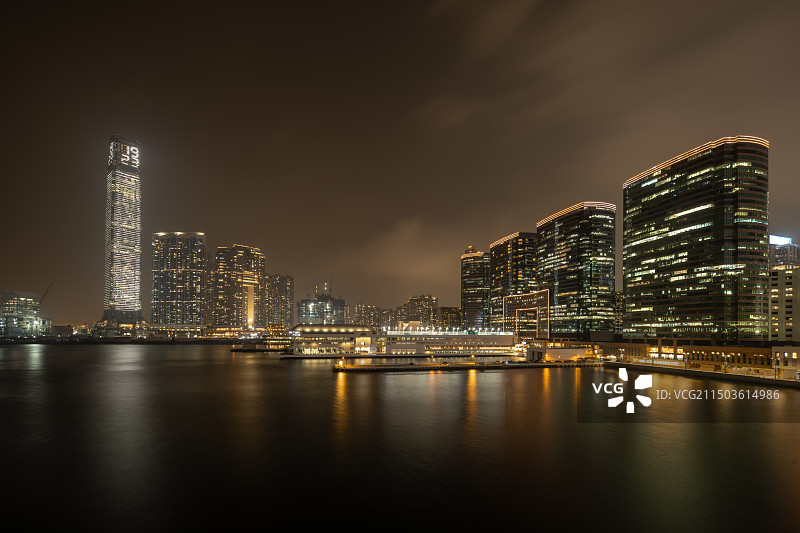 香港维多利亚港城市天际线夜景与游船图片素材
