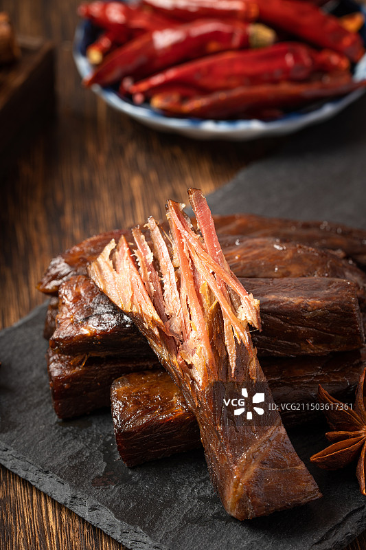 暗色木板上的风干牛肉干图片素材