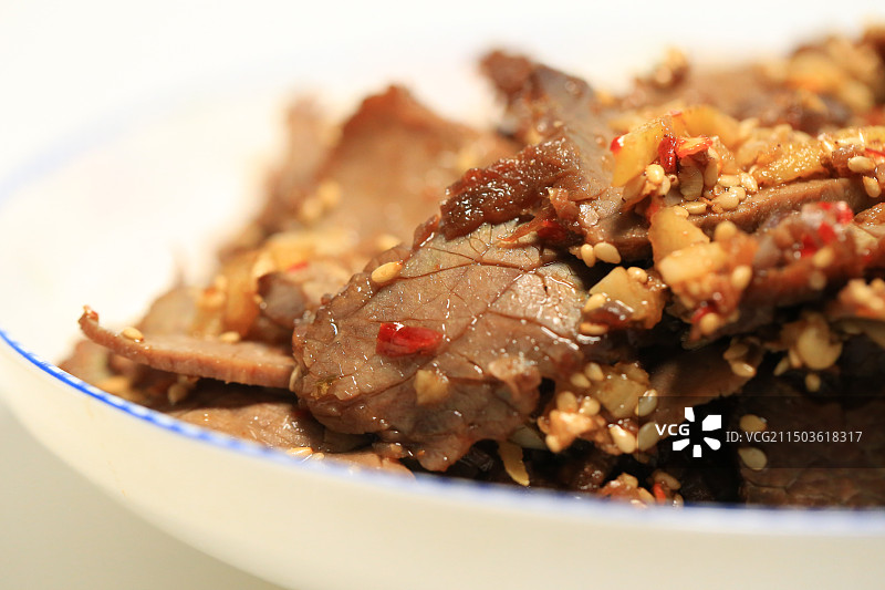 盘子里的香辣卤牛肉特写镜头图片素材