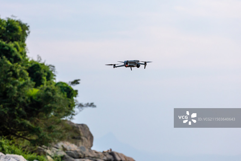一架无人机在低空盘旋飞行图片素材