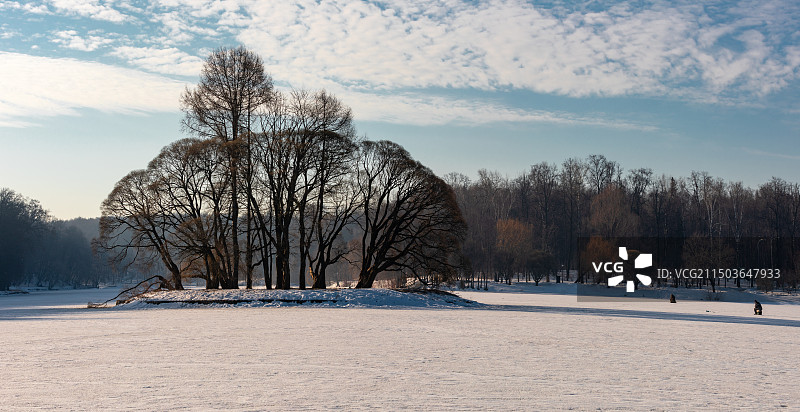 破冰垂钓（俄罗斯莫斯科察里津诺庄园）图片素材