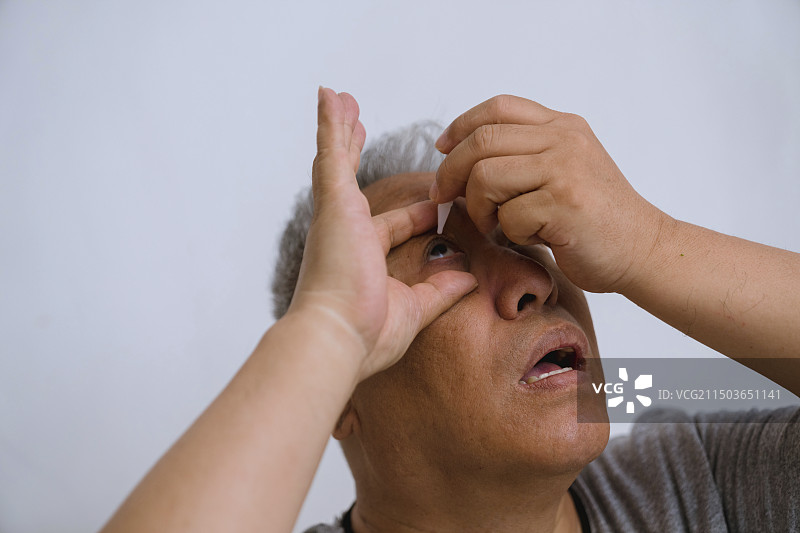 生病的老人图片素材