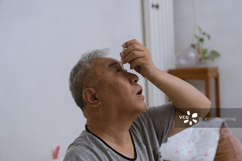 生病的老人图片素材