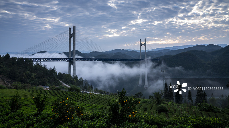 宣恩县贡水河大桥晨雾图片素材