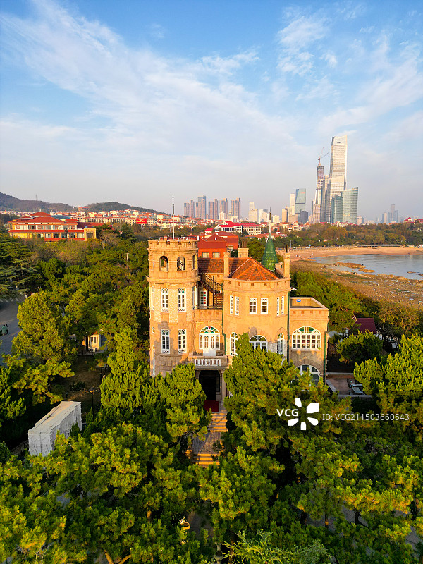 中国山东省青岛市市南区八大关花石楼图片素材