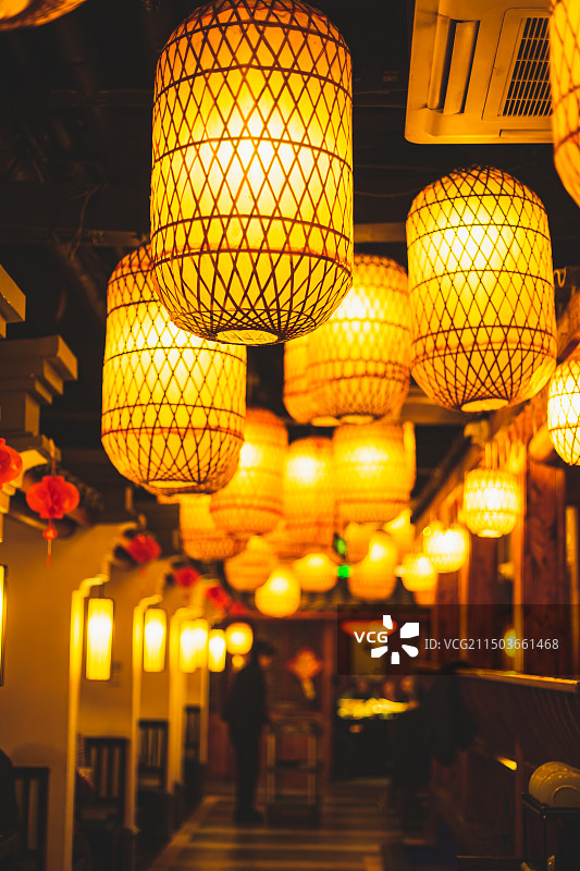 中国传统文化拍摄主题，饭店里的包间外面悬挂的中国古典式灯笼，室内无人图像摄影图片素材