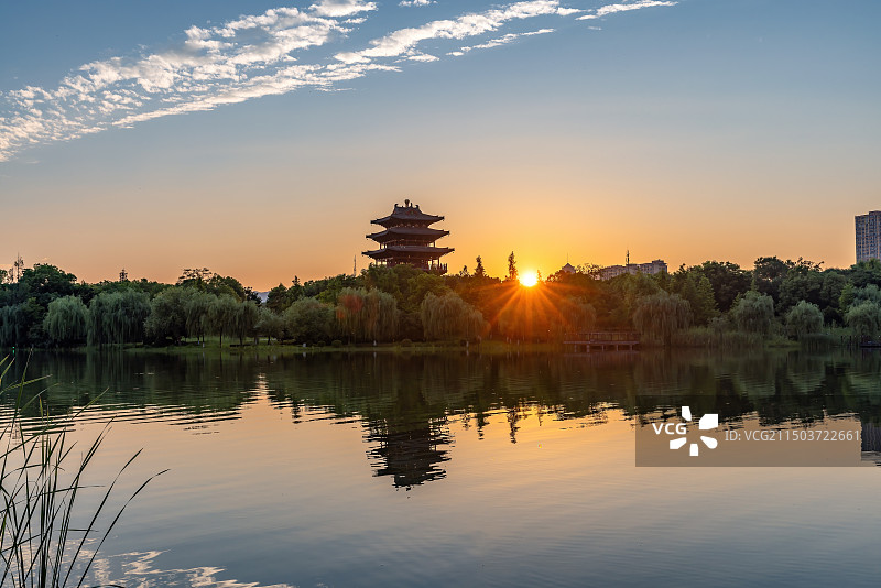 金华浦江金狮湖日落时风光图片素材