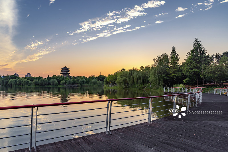 金华浦江金狮湖日落时风光图片素材