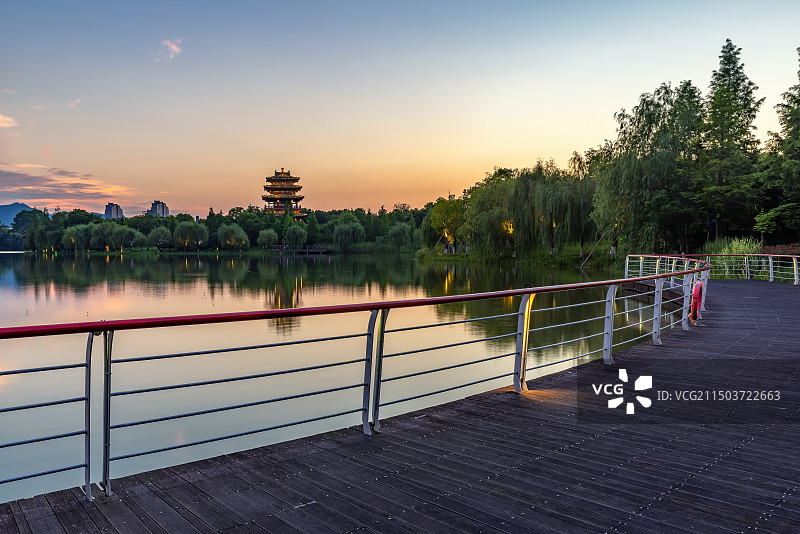 金华浦江金狮湖日落时风光图片素材