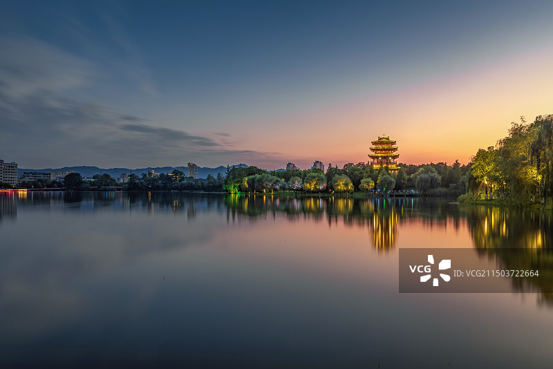 金华浦江金狮湖日落时风光图片素材