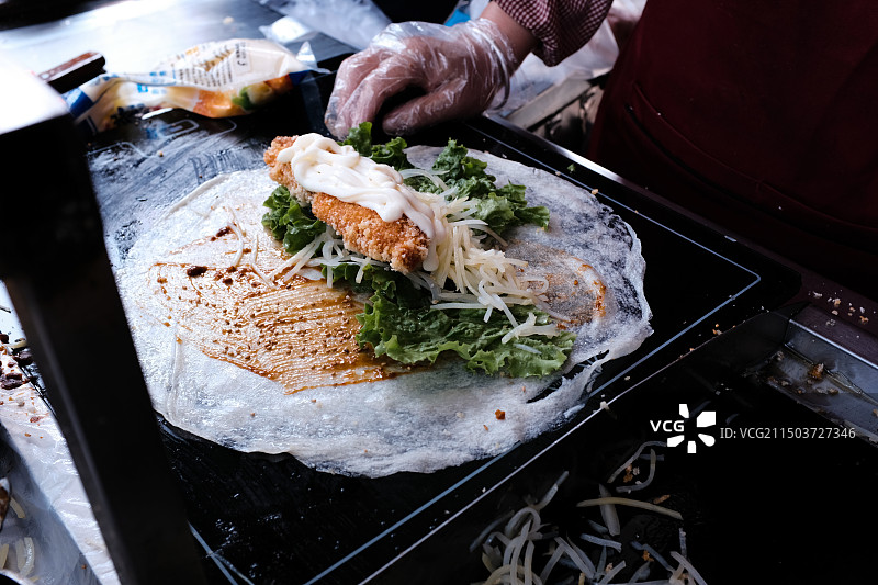 辽宁锦州早市的摊贩在制作鸡肉卷图片素材