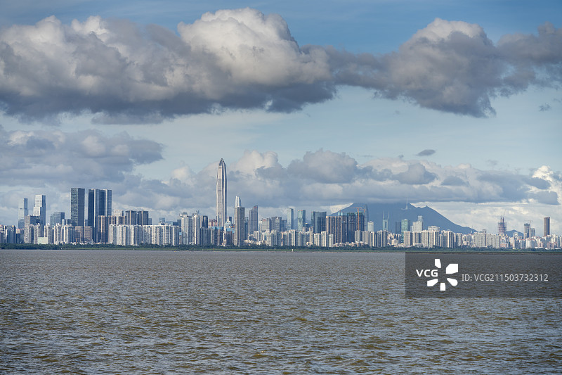 中国广东深圳湾海滨公园海边遥望福田罗湖都市风光图片素材