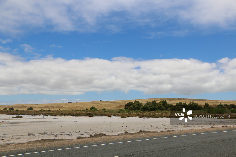沙漠中的公路图片素材