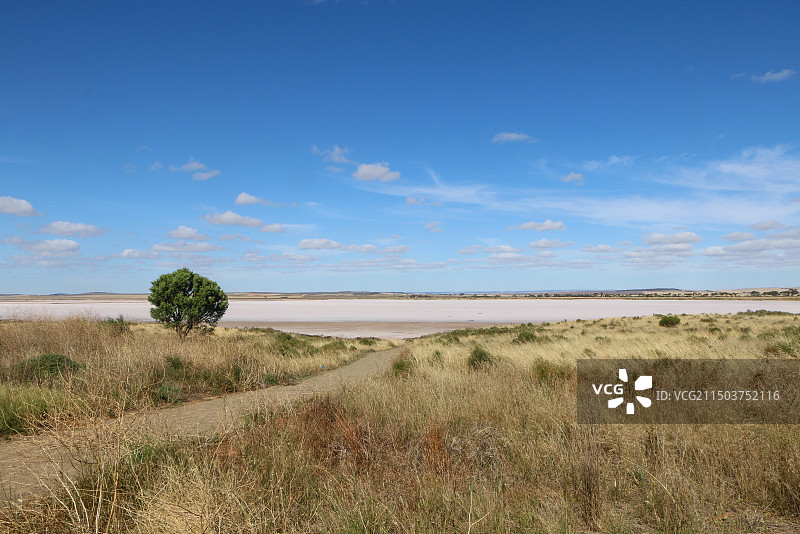 蓝天下的田野风景图片素材