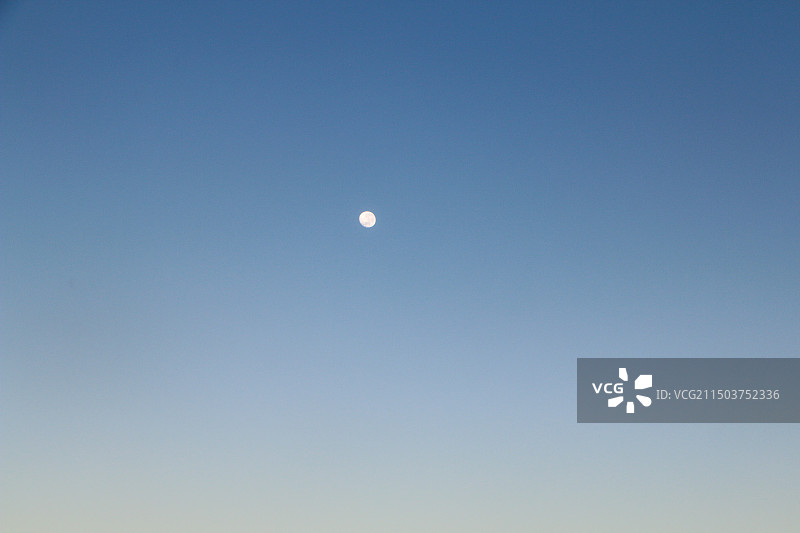 蓝天上的月亮图片素材