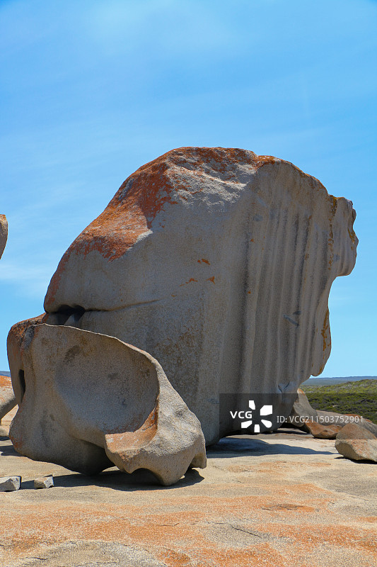 蓝天下的岩层景观图片素材