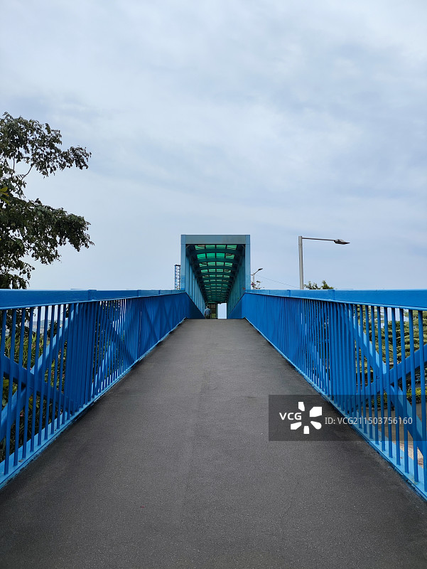 空旷的天桥映衬着天空图片素材