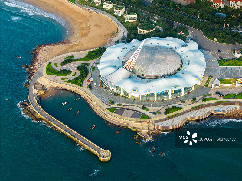 青岛崂山区石老人海水浴场城市风光日出-沙滩冲浪图片素材