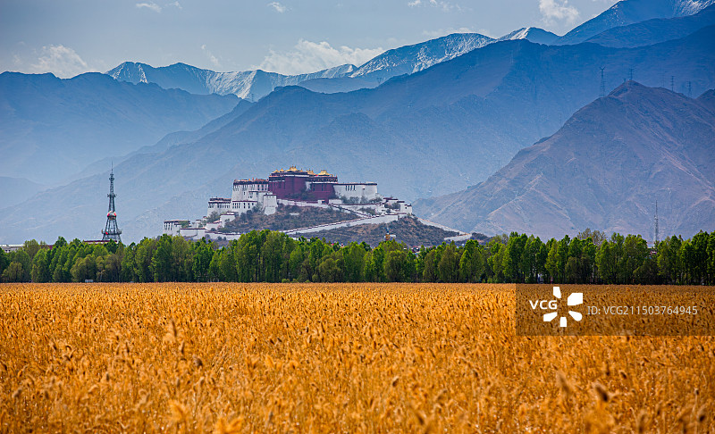 雪山脚下的布达拉宫图片素材