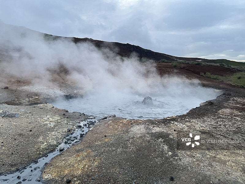 冰岛火山喷发后的火山岩石温泉高角度景观图片素材