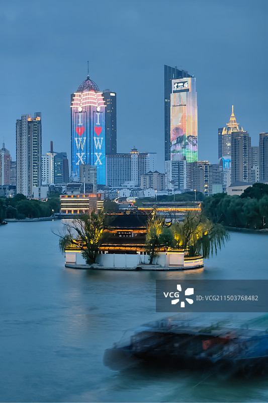 蓝调时刻的京杭大运河无锡段黄埠墩与背后无锡梁溪区市中心摩天360与苏宁广场以红豆国际在内的摩天大楼群图片素材