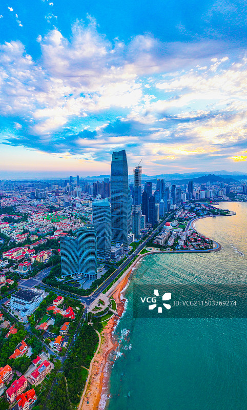中国山东省青岛市市南区城市风光 青岛海天中心图片素材