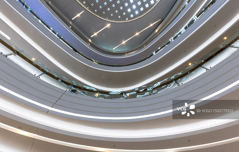 深圳福田下沙KKone商场内部光与线条图片素材