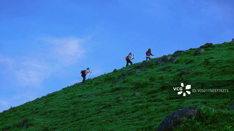 徒步爬山六五顶图片素材