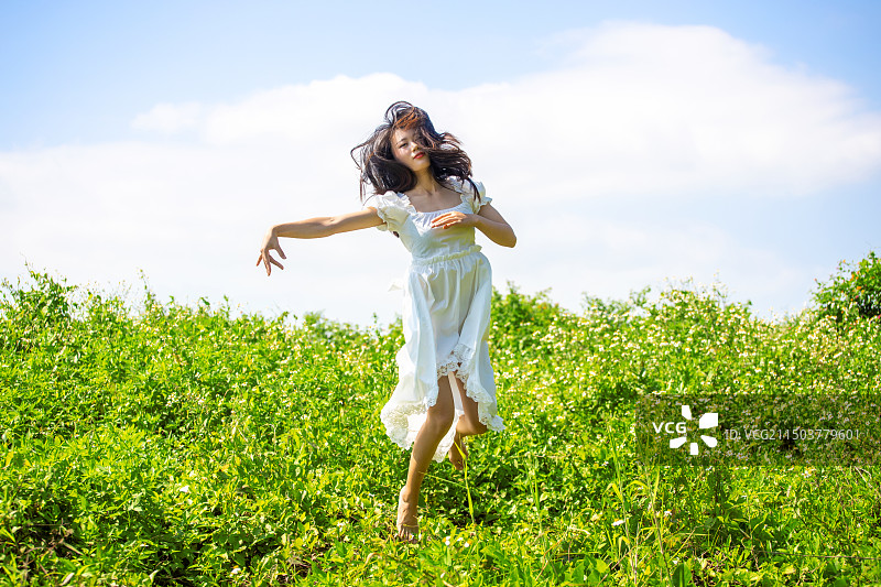 穿白色连衣裙的少女图片素材