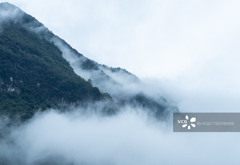 山间迷雾图片素材