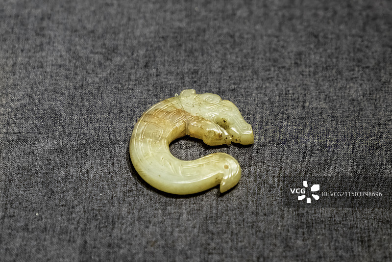 河南安阳殷墟妇好墓出土商代玉龙图片素材