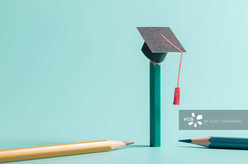 微缩创意铅笔上的博士学位帽图片素材