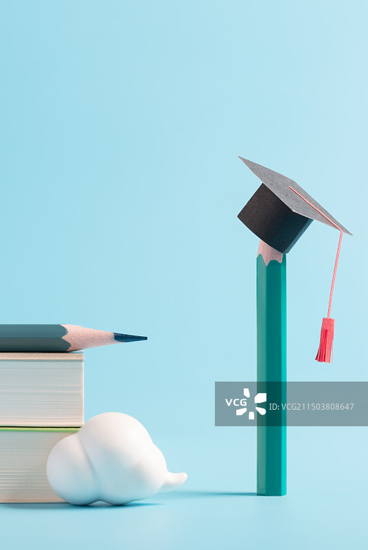 微缩创意铅笔上的博士学位帽图片素材
