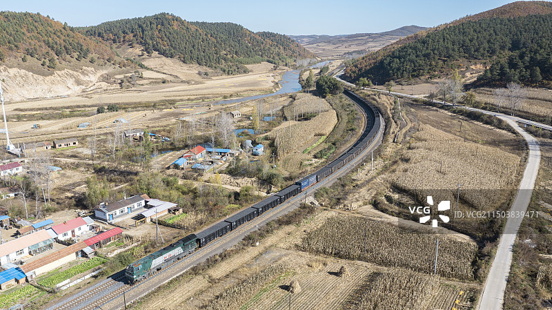 HXN5机车牵引货车行驶在图佳线上接近朱家沟图片素材