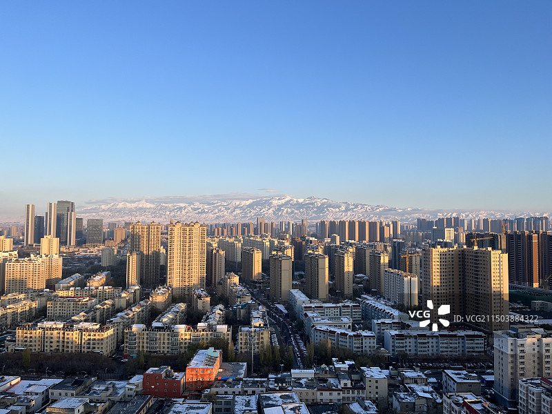 远眺博格达峰图片素材