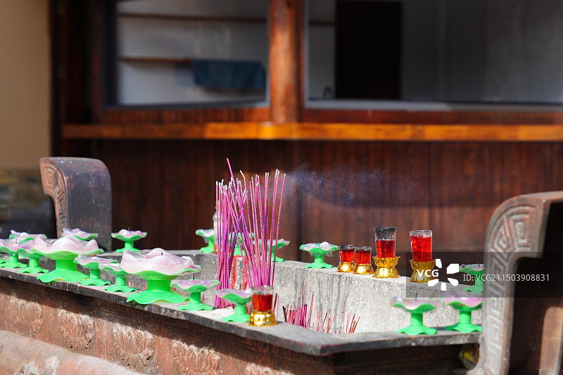 浙江临海龙兴寺的香炉中烟雾缭绕图片素材