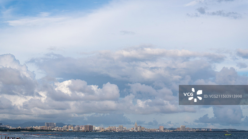 多云的天空衬托着海滨城市的景色图片素材