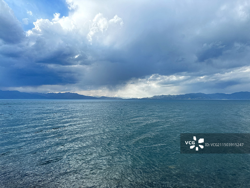 赛里木湖 暴雨前的预兆图片素材