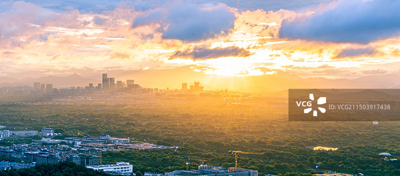 夕阳中的杭州城西图片素材