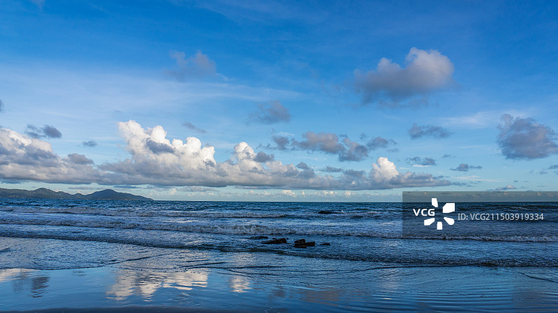 多云的天空衬托着海滩的景色图片素材