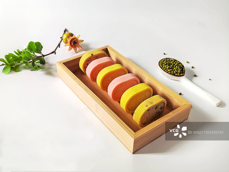托盘中绿豆糕的高角度视图图片素材